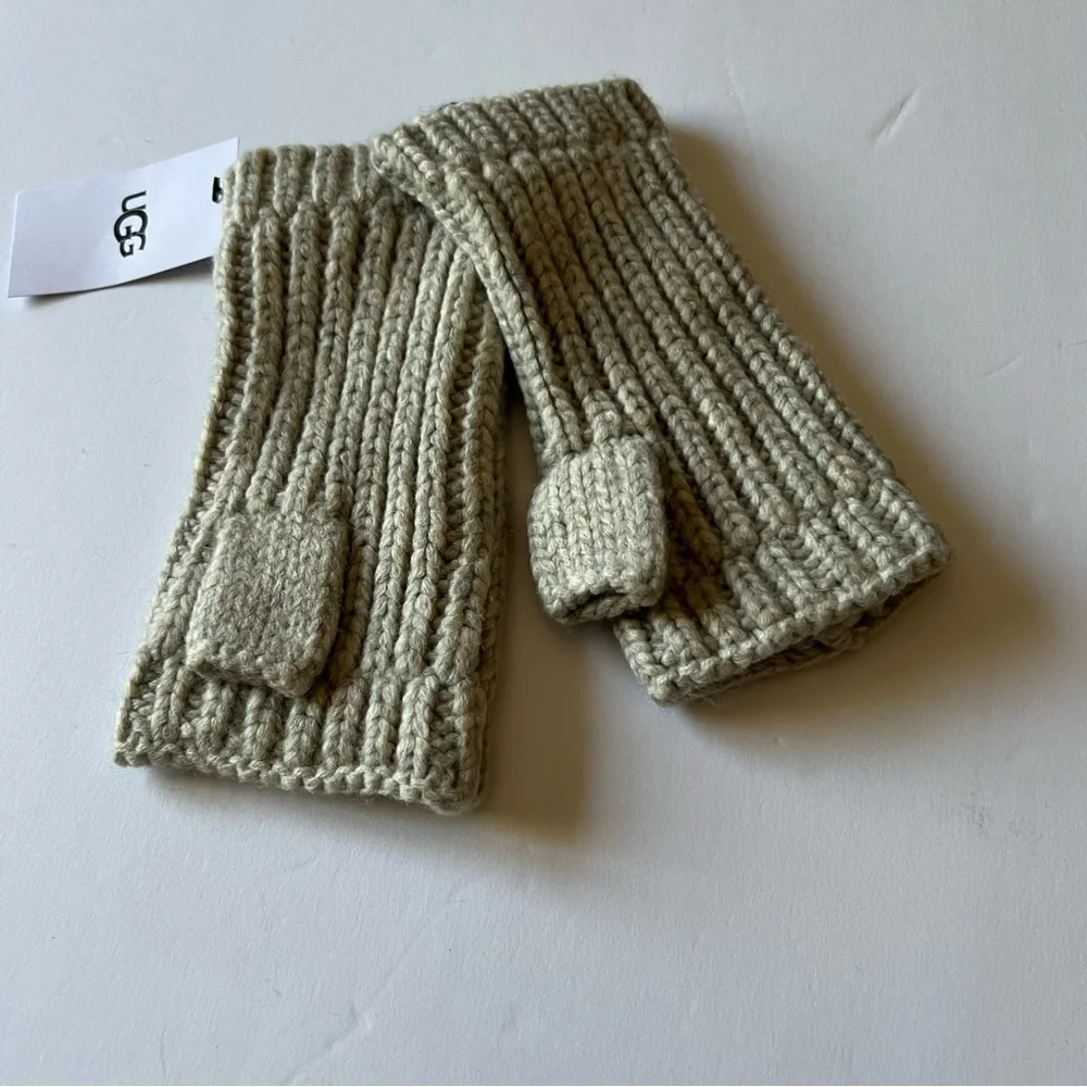 UGG WOMENS RIBBED FINGERLESS MITTENS GLOVES LIGHT GRAY OS NWT